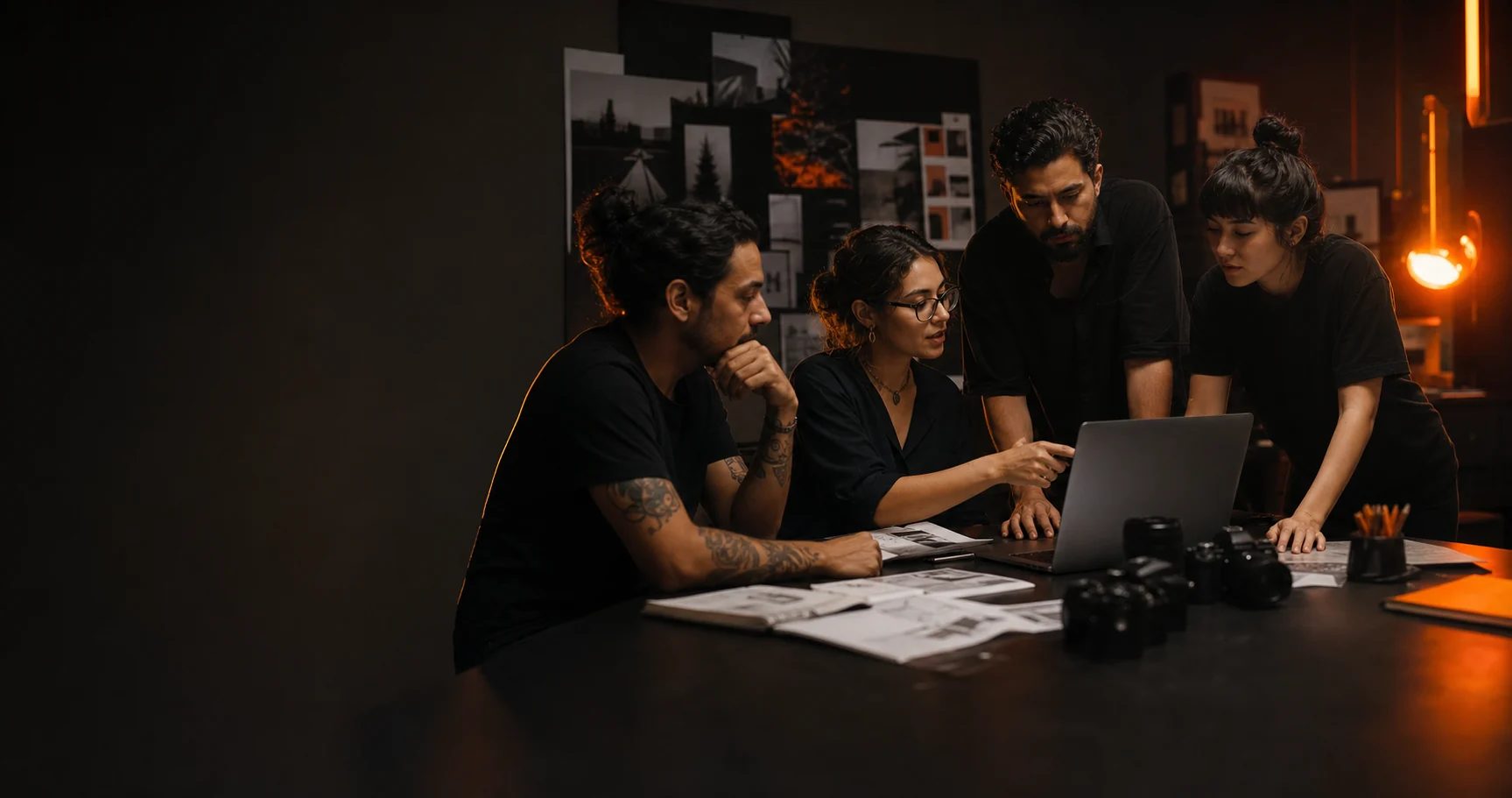Equipo creativo CCMX colaborando en el estudio